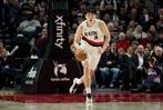 还能有机会吗？杨瀚森三节结束依然未上场 目前开拓者落后18分
